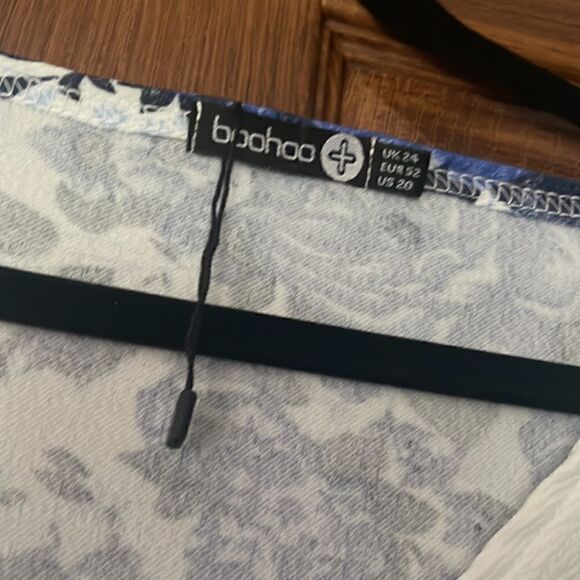 Gorgeous Blue Floral Wrap Style Dress - Picture 2 of 8